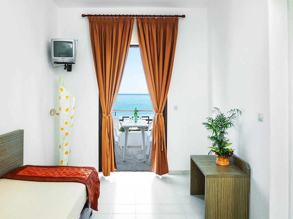 Xenios Dolphin Beach Hotel Possidi Quarto foto