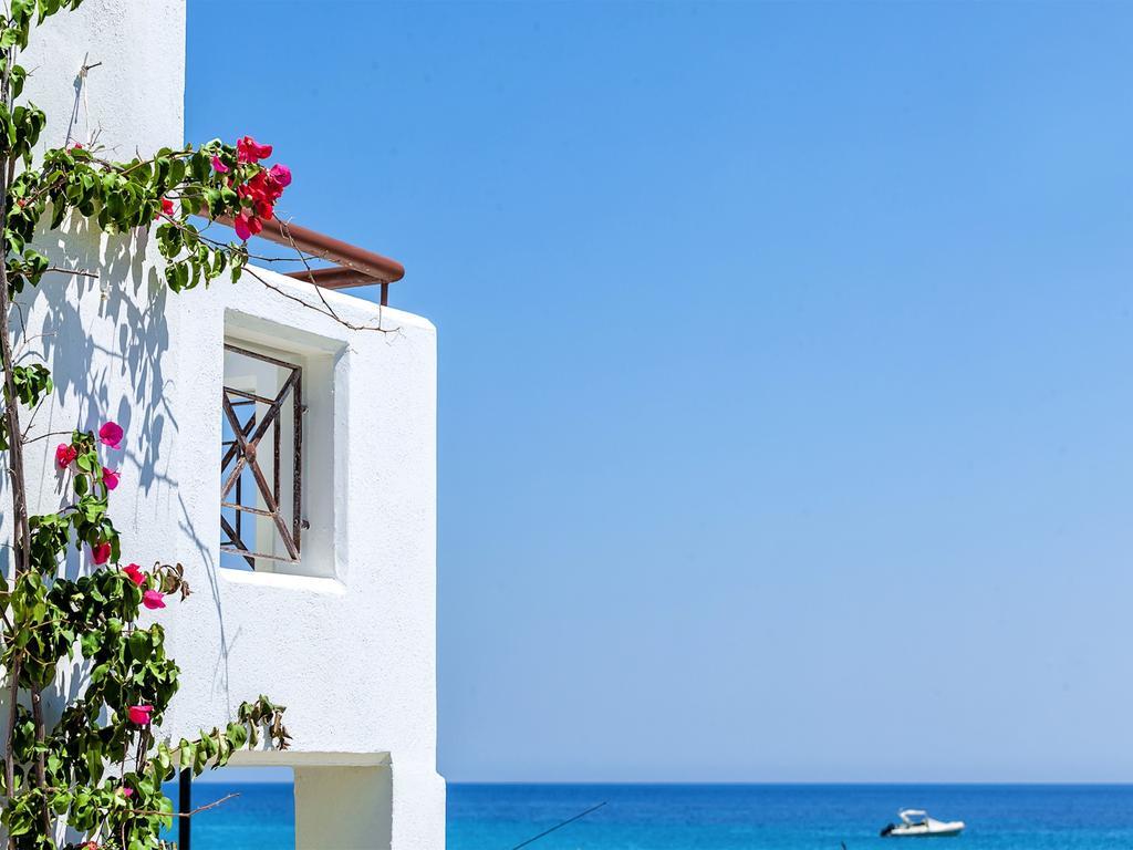 Xenios Dolphin Beach Hotel Possidi Quarto foto